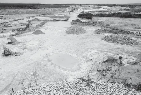  ?? Kin Man Hui / Staff photograph­er ?? The Servtex Quarry Plant lies at the southern tip of “Quarry Row” in Comal County. Quarries can grow to thousands of acres and use hundreds of millions of gallons of water a year to control dust and wash rocks.