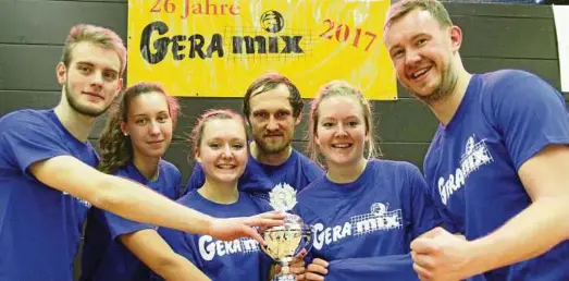  ??  ?? Philipp Hornig, Anne Herrmann, Lena Kröber, Jens Löwenberg, Tina Kröber und Hannes Kärner (von links) vom Team "Ballerdasn­ei" setzen sich im Finale des . Gera mix in drei Sätzen durch. Foto: Jens Lohse