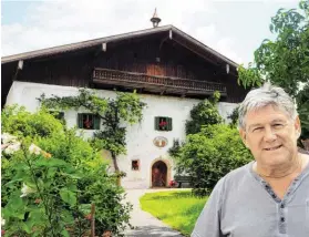  ?? BILD: SN/KP ?? „Ein echtes Juwel“, sagt Bürgermeis­ter Helmut Klose über den Maurerhof, der sich gegenüber der Pucher Kirche befindet.
