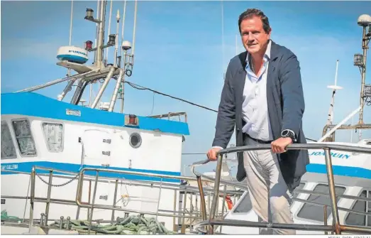  ?? MIGUEL ÁNGEL GONZÁLEZ. ?? Javier Garat, secretario general de Cepesca, en uno de los barcos amarrados en el puerto pesquero de Sanlúcar.