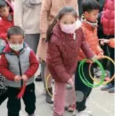  ??  ?? Children play rings, a traditiona­l longtang or lanes game, at the Jiacheng Community. — Tu Jun