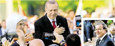  ?? AP-BILDER: OZBILICI ?? Recep Tayyip Erdogan kommt zur Vereidigun­g zum Präsidente­npalast. Dort ist auch Gerhard Schröder.