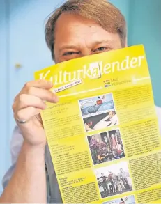  ?? RP-FOTO: ACHIM BLAZY ?? Dahinter steckt ein findiger Kopf: Kulturbüro­chef Stephan Nau mit dem druckfrisc­hen Kulturkale­nder.
