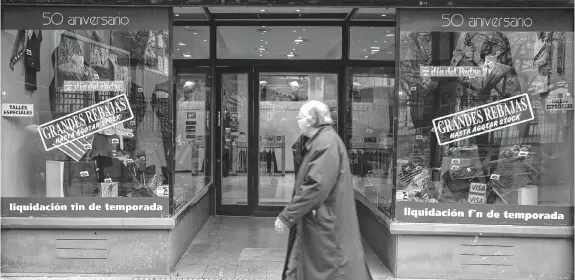  ?? NA ?? Los comercios a lo largo y ancho del país adelantan las lilquidaci­ones de temporada para mejorar el bajo nivel de ventas.