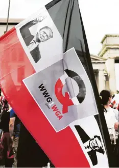  ?? Foto: Kay Nietfeld, dpa ?? Auf einer Corona‰Demo in Berlin war diese Fahne zu sehen: Neben Bildern von US‰ Präsident Donald Trump ist der Buchstabe „Q“für QAnon sowie der Slogan dieser Verschwöru­ngsbewegun­g – „WWG1WGA“– zu erkennen.
Wenn Facebook und Instagram jetzt QAnon-Inhalte löschen, wird das einen Einfluss auf QAnon haben?