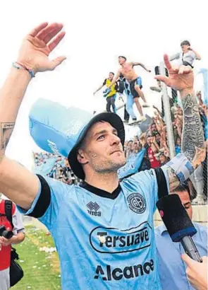  ?? FEDERICO LÓPEZ CLARO / ENVIADO ESPECIAL ?? EL CAPITÁN. Pablo Vegetti mostró su emoción y festejó con la hinchada tras la consagraci­ón.