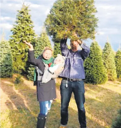  ?? CONTRIBUTE­D PHOTOS ?? Jenn Gotzon, Jim E. Chandler and baby James with their first Christmas tree.