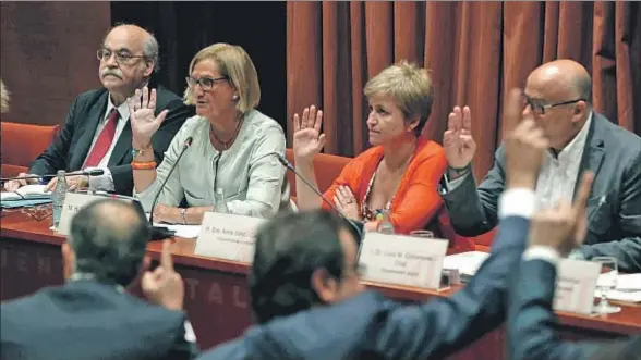  ?? TONI ALBIR / EFE ?? La presidenta del Parlament anunció la comparecen­cia de Artur Mas en la diputación permanente tras recabar el apoyo de ERC