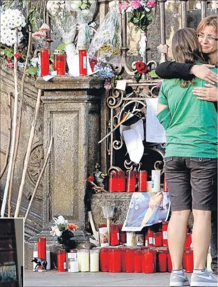  ??  ?? Familiares de las víctimas mortales tras el funeral en la catedral de Santiago