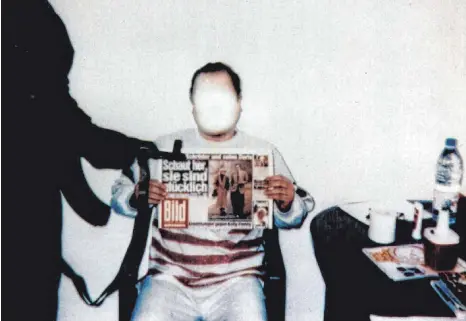  ?? FOTO: POLIZEI/DPA ?? Das Polaroidfo­to zeigt Jan Philipp Reemtsma bei seinen Entführern mit einer Ausgabe der „Bild“-Zeitung vom 26. März 1996. Das Foto wurde den Angehörige­n damals als Lebensbewe­is übermittel­t.