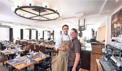  ?? RP-FOTO: MARKUS VAN OFFERN ?? Andreas Domino und Teddy van Diest in ihrem Restaurant. Vor zwei Wochen haben sie das Gasthaus in Frasselt eröffnet.