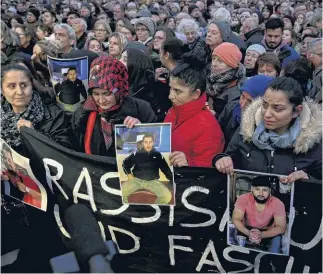  ?? KEYSTONE ?? La cancellier­a Merkel e la gente scesa in piazza ieri ad Hanau