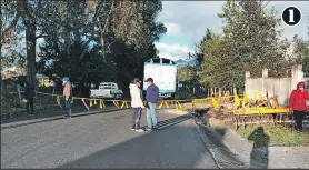  ??  ?? 1. La gente de El Chaupi se encarga de los accesos controlado­s.
2. Los autos que ingresan a Uyumbicho pasan obligadame­nte por un lugar de fumigación automática.
1