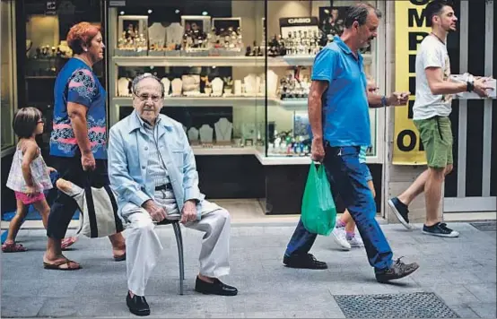  ?? LAURA GUERRERO ?? Alfons Cànovas, delante del negocio familiar, en el número 16 de la calle Maquinista, y algunos de sus vecinos