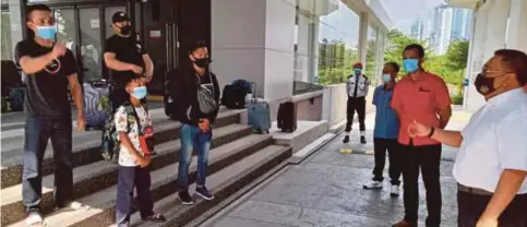  ??  ?? NOR Azman (kanan) bertanya khabar kepada empat rakyat Malaysia yang dibawa pulang sebelum dikuaranti­n di hotel di Johor Bahru.