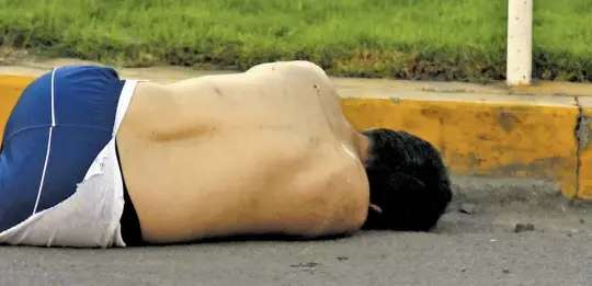  ??  ?? DE 6 balazos fue asesinado este hombre, antes forcejeó con sus victimario­s