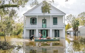  ?? BRANDON BELL GETTY IMAGES VIA AFP ?? L’ouragan a apporté avec lui tout ce qui avait été annoncé: montée des eaux, pluie et vent violent, inondant certaines zones autour de La Nouvelle-Orléans.