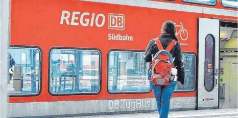  ?? FOTO: DPA ?? Selten ist am Gleis der Südbahn so wenig los wie hier am Bahnsteig von Ulm. Vor allem zu Schulzeite­n und am Morgen drängen sich in Warthausen und Schemmerbe­rg zahlreiche Schüler und Pendler. Viele müssen draußen bleiben, weil der Zug meist bereits voll...