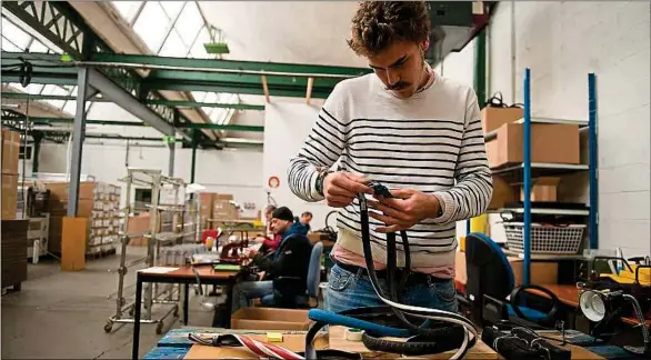  ??  ?? A 27 ans, Hubert Motte (photo) fait travailler quatre personnes en situation de handicap dans l’atelier de La vie est Belt.