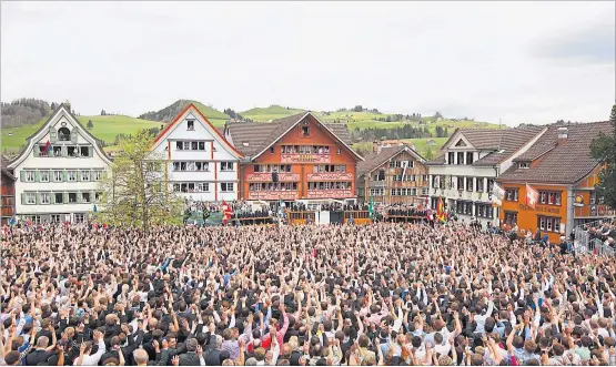  ?? [ Reuters/Christian Hartmann] ?? Volksherrs­chaft? Nach Karl Popper ein unglücklic­her Irrtum. Hier eine Landsgemei­nde-Abstimmung in Appenzell, Schweiz, 2012.