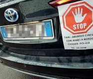  ??  ?? L’adesivo Gli autisti Ncc da qualche giorno hanno iniziato ad attaccare sulle automobili prive di regolari licenze o autorizzaz­ioni un adesivo: «Taxi abusivo cinese con amici a bordo, chiama: polizia tel. 02/0208». Sotto, driver e cliente guardano la...