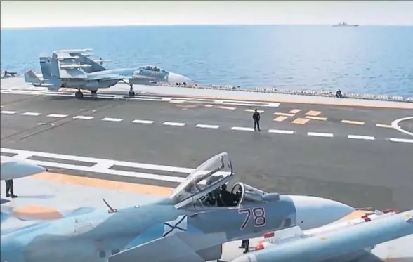  ?? AP ?? Aviones Sujói 33 en la cubierta del Almirante Kuznetsov, en una imagen del Ministerio de Defensa ruso
