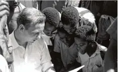  ?? Foto: Steiner ?? Der Aichacher Stadtkapla­n Richard Steiner mit Kindern aus der Diözese Mityana in Uganda.