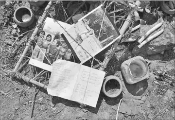  ??  ?? File photo shows artifacts placed by mourners at the location where the body of McLaughlin was found in Canacona, some 60km south of Panjim, in the western Indian state of Goa. — AFP photo