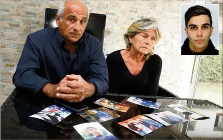  ??  ?? Franck et Joëlle Ribal devant des portraits de Kévin : « Un beau jeune homme, souriant, sportif, avec des projets. »