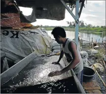  ?? Picture: BLOOMBERG ?? ADVICE DOESN’T WASH: A worker washes raw tin ore in Selindung, Bangka Island, Indonesia. While mining companies are focusing on cutting costs, an EY report promotes strategies for growth.