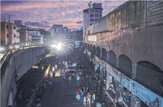  ?? Matías delacroix/afp ?? Los cortes de luz comenzaron anteayer por la tarde y dejaron a pie a decenas de miles de venezolano­s