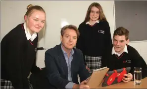  ??  ?? Economist David mcWilliams with Creagh College students Jai Popplewell, Angelia Kukharenka and David Reck.