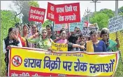  ?? SOURCED ?? Girls and women in the Mirzamurad area of Varanasi took out a march demanding ban on sale of liquor in UP.