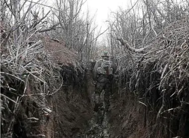  ?? Foto: AFP ?? Ein ukrainisch­er Soldat patrouilli­ert in einem Schützengr­aben in der Region Lugansk.