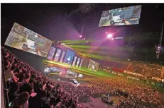  ?? FOTO: HENNING KAISER/DPA ?? Große Turniere werden regelmäßig in riesigen Hallen wie der Lanxessare­na in Köln ausgetrage­n – mit bis zu 15 000 Zuschauern.