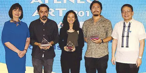  ??  ?? The STAR Lifestyle editor Millet Mananquil and Ateneo de Manila University president Fr. Jose Ramon “Jett” Villarin flank the winners of the Ateneo Art Awards-Fernando Zobel Prizes for Visual Art: Costantino Zicarelli, Gale Encarnacio­n, and Cian...