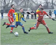  ?? FOTO: MICHAEL PANZRAM ?? Nach dem 3:0-Sieg gegen den SV Beuren muss Felix Hoff (gelbes Trikot) mit dem FC Leutkirch zum TSV Tettnang.