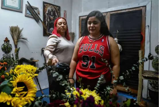  ?? PHOTOS BY VERONICA G. CARDENAS/NEW YORK TIMES ?? Sasha García (left) performed a recent limpia for Jocelyn Acevedo in Pharr, Texas. Below: A limpia burning in a cemetery.