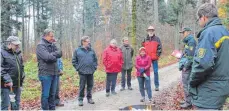  ?? FOTO: WINFRIED RIMMELE ?? Forstdirek­tor Frieder Dinkelaker (zweiter von rechts) und Forstrevie­rleiter Andreas Fink (rechts) erklären den Wurmlinger Gemeinderä­ten die Waldbox.