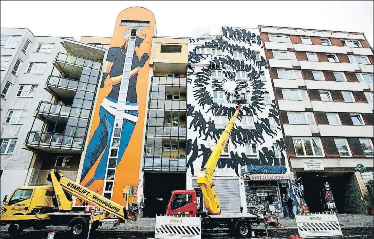  ?? CARSTEN KOALL / EFE ?? El artista español David de la Mano, especialis­ta en murales, rematando su obra en una fachada cercana al museo Urban Nation, el día antes de la inauguraci­ón