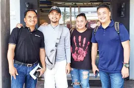 ??  ?? TAGUM City informatio­n officer Edwin Las quite with Rhonson Ng, Jojie Alcantara and this writer