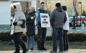  ?? LARRY WONG ?? Canada Post workers picket the Edmonton Downtown Delivery Depot on Monday.