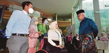  ?? (Foto BERNAMA) ?? Hamzah beramah mesra dengan kakitangan KDN pada Sambutan Aidilfitri kementeria­n berkenaan di Putrajaya, semalam.