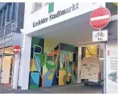  ?? FOTO: STADT KREFELD ?? Streetart am Durchgang vom
Ostwall zur Rheinstraß­e. Zu erkennen ist das Wort „Raum“in schlanken, weißen Buchstaben.