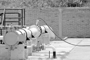  ??  ?? Desde el interior de las instalacio­nes de Pemex se ha registrado el robo de combustibl­e, es el caso de la planta de rebombeo en paseos de xhosdá.