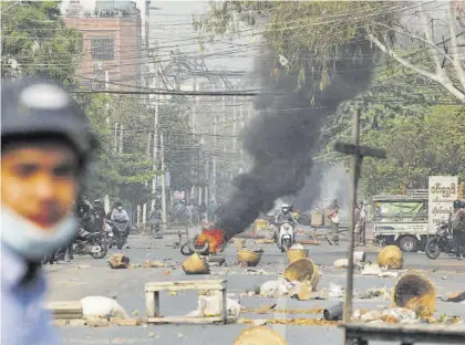  ?? REUTERS / SRINGER ?? Los efectos de las protestas ciudadanas en la s calles de Mandalay, ayer.