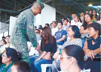  ?? AP FOTO ?? GRIEF. Maj. Gen. Emmanuel Salamat, commandant of the Marine Corps, condoles with the grieving family of the 13 marines killed in battle with Muslim militants in Marawi City. As of June 13, 58 soldiers have been killed in Marawi.