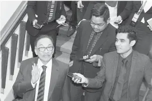  ?? — Gambar Bernama ?? HADIR: Anwar (kiri) ketika menghadiri Mesyuarat Kedua Penggal Pertama Majlis Parlimen ke- 14 di Bangunan Parlimen di Kuala Lumpur semalam.