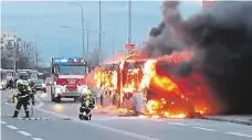  ?? Foto: iDNES.cz ?? Hořící linka V Letňanech v Tupolevově ulici shořely vloni během dvou týdnů dva autobusy linky 195. Snímek je z 2. prosince 2015.