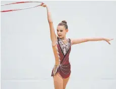  ?? FOTO: VOLKER STROHMAIER ?? Belegte den 23. Platz im Einzelwett­bewerb beim Deutschlan­d-Cup der Gymnastik in der Wilhelm-Leger-Halle: Nicole Prasalov von der TG Biberach.